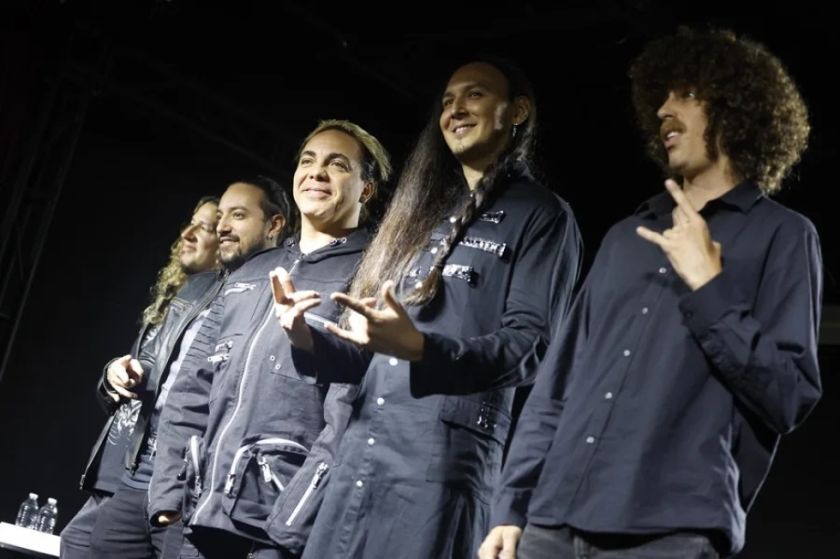 Cristian Castro muestra su versión metalera con su grupo La Esfinge
