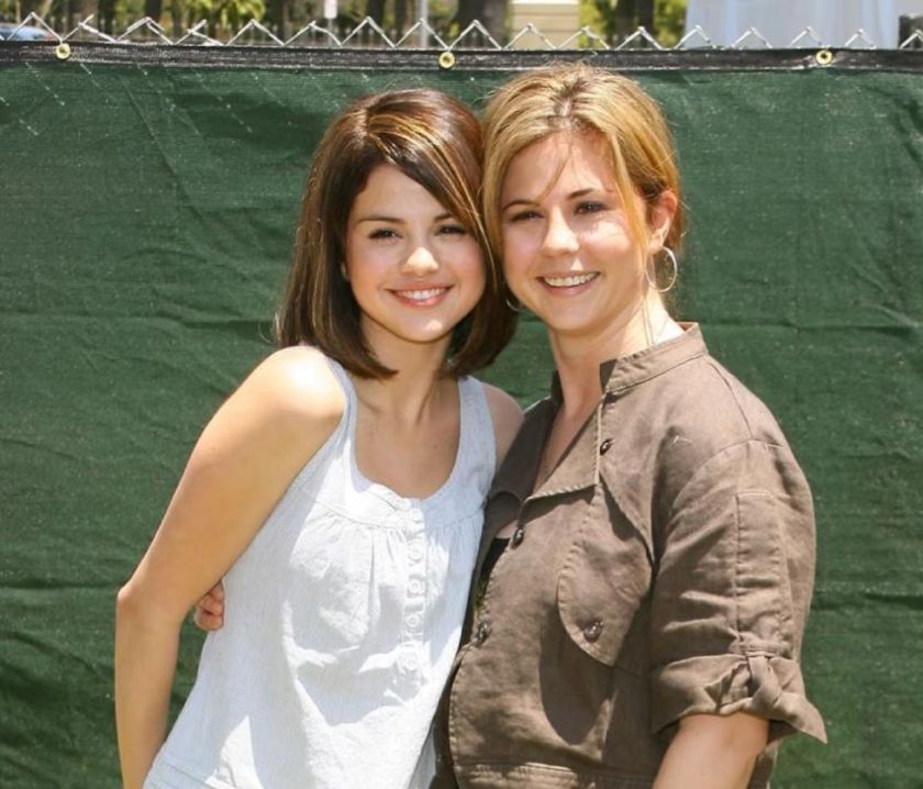 Demandan a Selena Gomez y madre por fraude en su empresa de salud mental