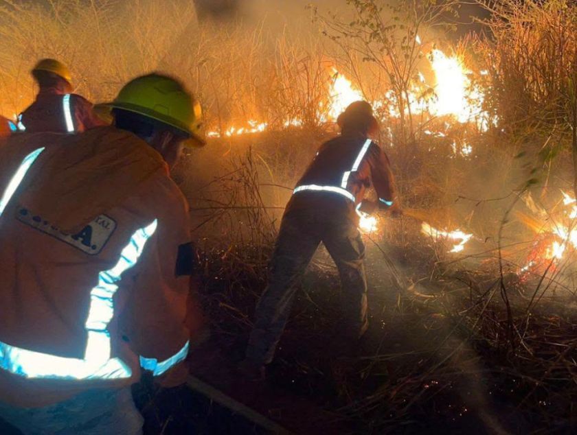 Armada Boliviana logra controlar un incendio forestal en Puerto Quijarro