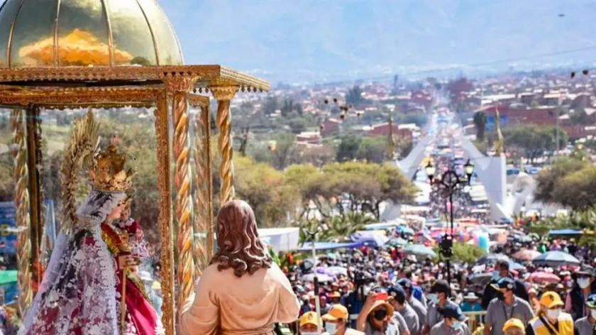Miles de devotos peregrinan al Calvario de Urkupiña