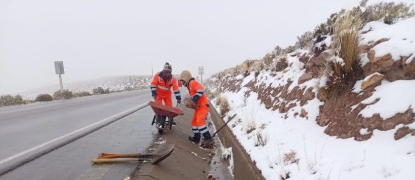 ABC despliega labores para retirar la nieve acumulada en el tramo Potosí – Uyuni