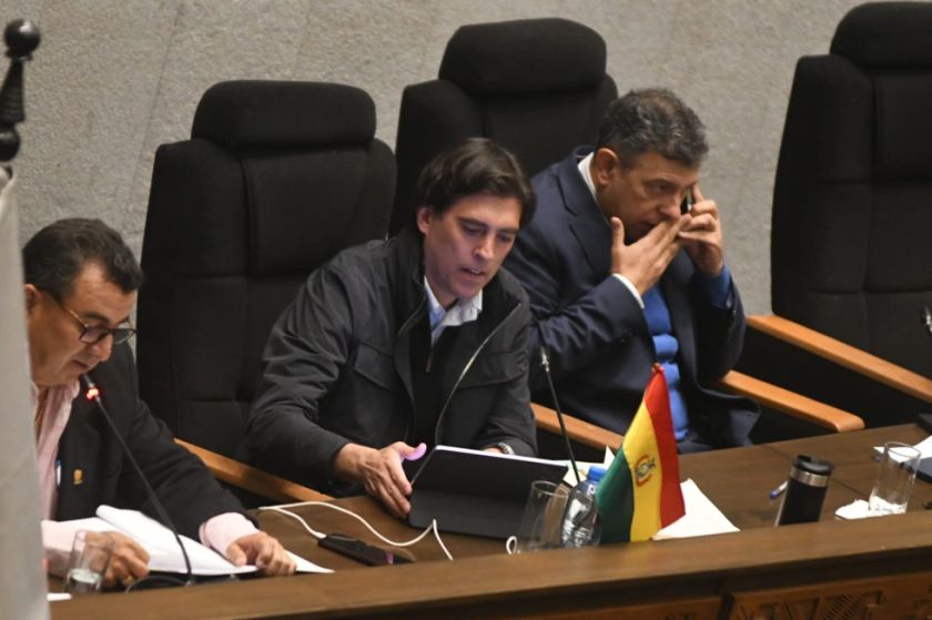 Ministro Zamora asiste a la interpelación del Legislativo