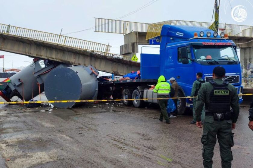 Oruro: Pasarela cae sobre un camión de alto tonelaje