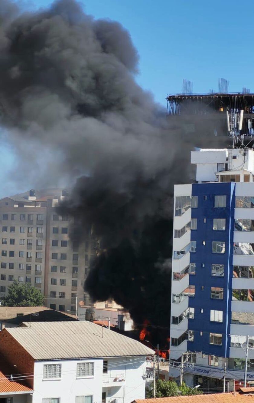 Cochabamba: Bomberos controlan incendio en un edificio en construcción