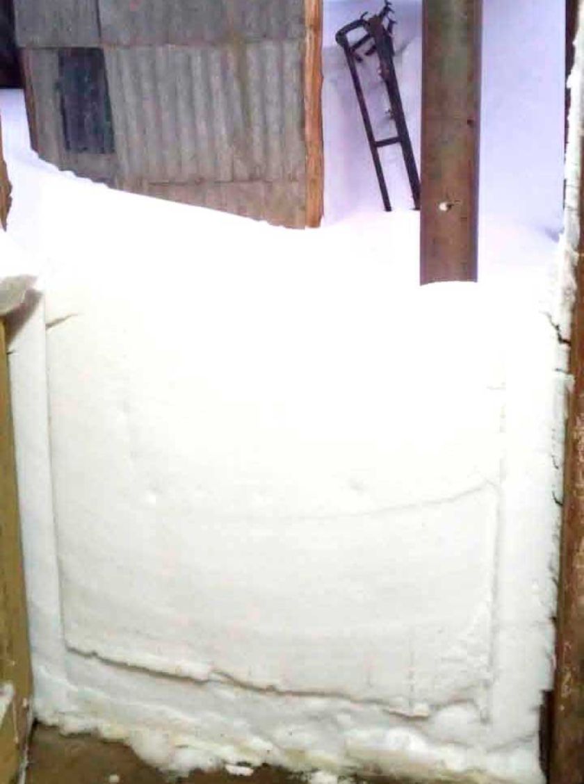 La nieve sepulta viviendas  e impide acceso a minera  