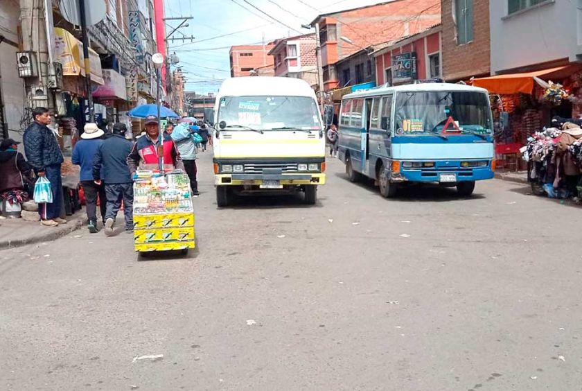 Disminuye el servicio de transporte público por escasez de carburantes