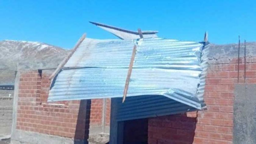 Reportan un deceso por caída de muro en Yura por los vientos