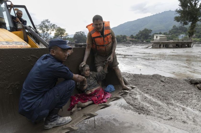 Una inmensa riada deja 160 víctimas en Nepal y China y casi 800 desaparecidos