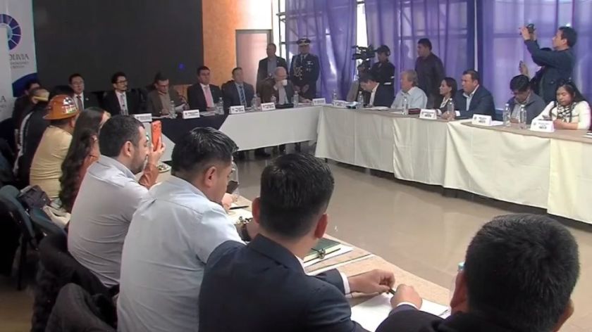 Rodrigo Paz se reúne con alcaldes y le piden que abrogue el decreto del diésel