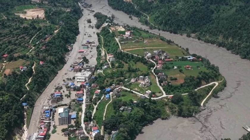 Las autoridades de Nepal elevan a 359 los fallecidos por la masiva riada