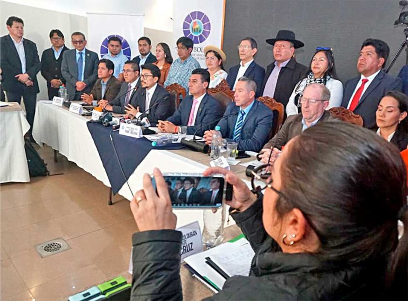 Agro lanza ultimátum y Paz descarta abrogar el decreto