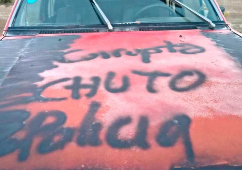 “Corrupto, chuto, policía”: el mensaje que dejaron en vehículo abandonado 