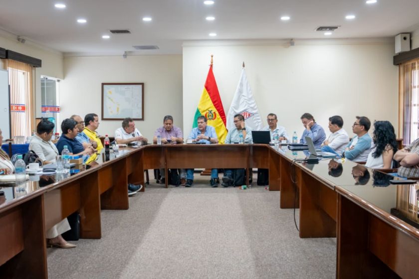 Gobierno y cisterneros firman acuerdo que asegura continuidad del transporte