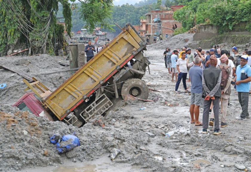 Nepal: Rescatan con vida a una niña tras 60 horas