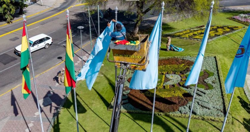 Cochabamba embandera sus céntricas calles para iniciar su mes aniversario