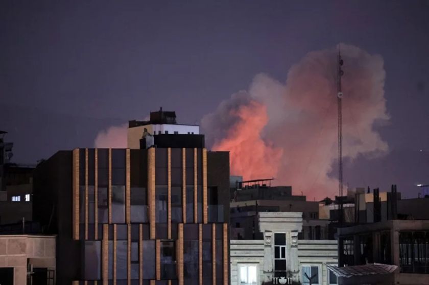 EE.UU. bombardea de nuevo objetivos en Irán, que responde atacando bases en Jordania y Baréin
