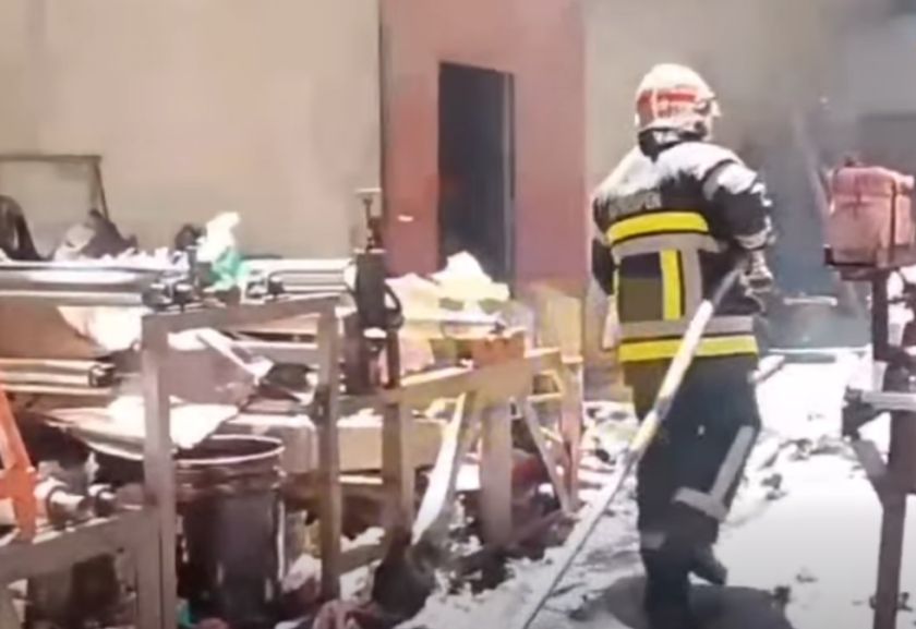 Incendio en una fábrica de serpentinas deja una mujer herida en El Alto