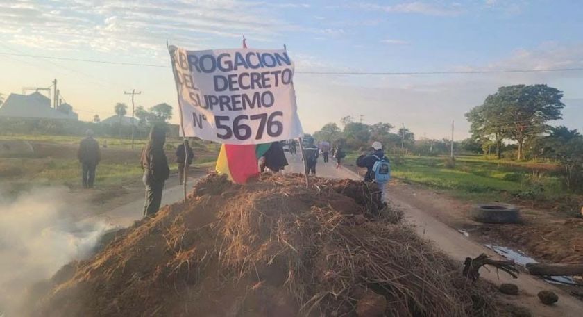 Pese al Estado de excepción: Bloquean en Santa Cruz en contra del decreto del diésel