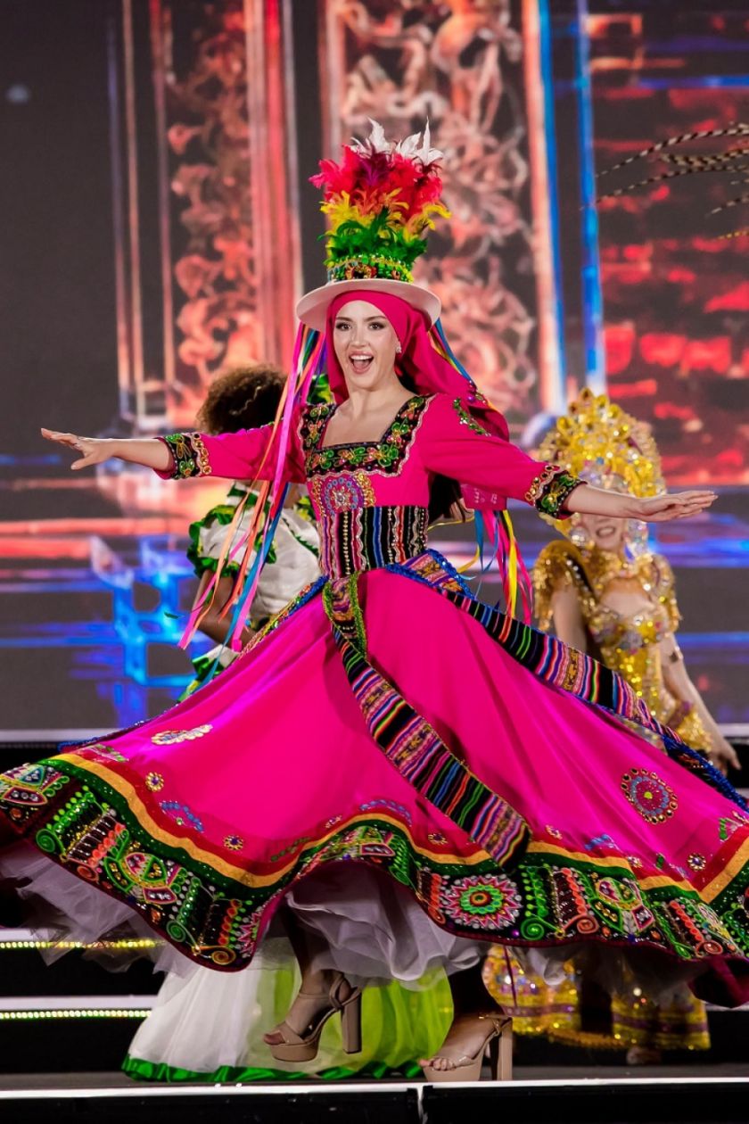 Miss World Bolivia deslumbró con un traje típico inspirado en la danza Tinkuy
