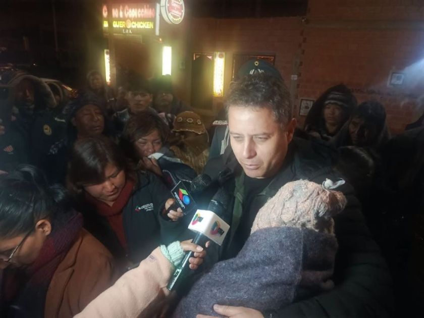 Lara llega a Viacha y apunta contra el Gobierno y el Ejército