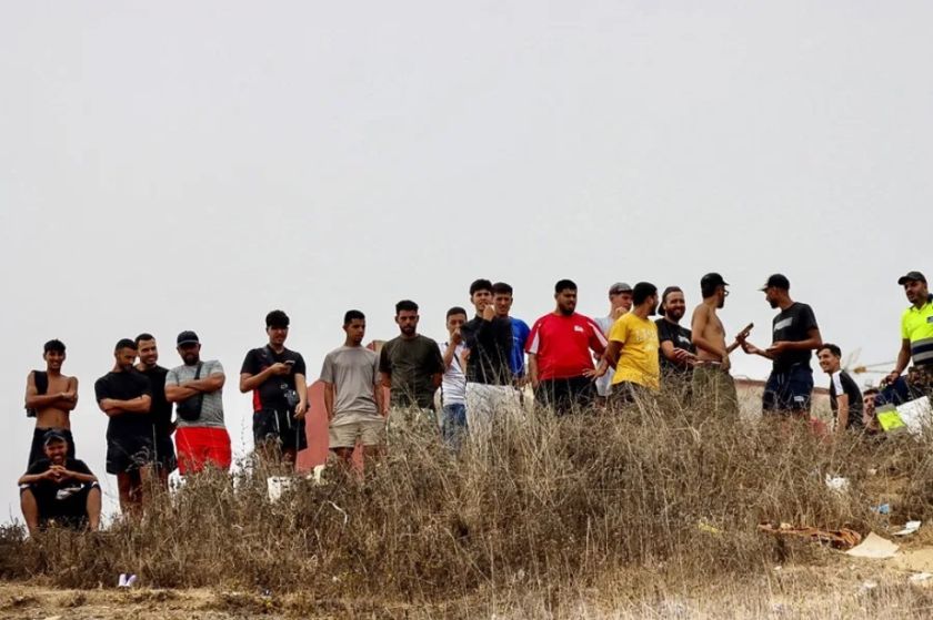 Devuelven a Marruecos a 21 migrantes por lanzar piedras a militares y guardias civiles