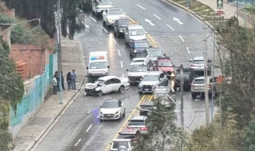 La Paz: Dos personas resultan heridas en choque multiple