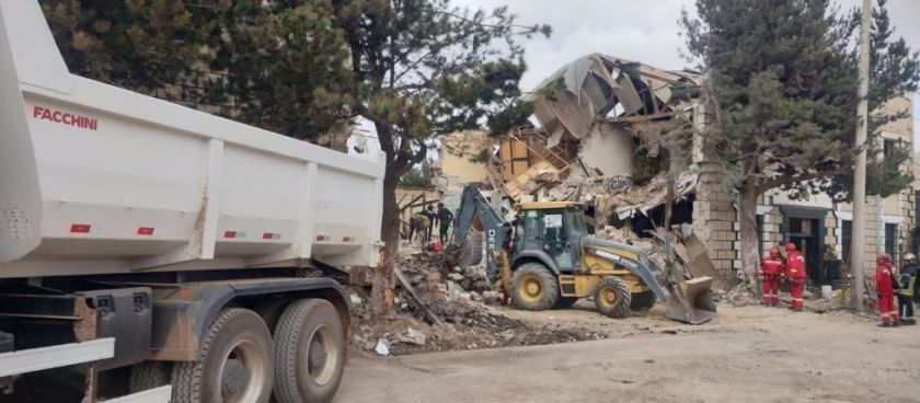 Gobernación de La Paz dispone maquinaria pesada para remoción de escombros en Viacha tras explosiones