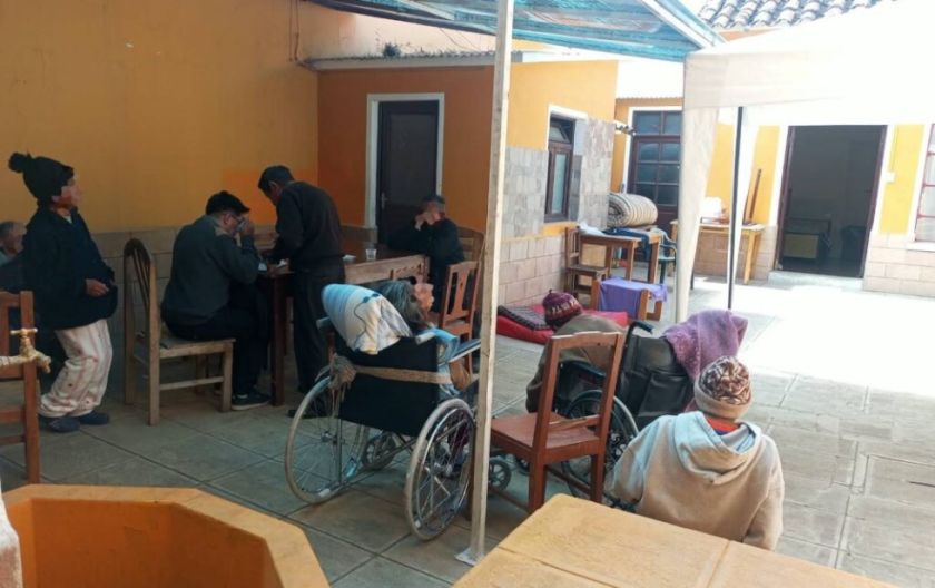 Sucre: Clausuran hogar privado de adultos mayores por condiciones insalubres