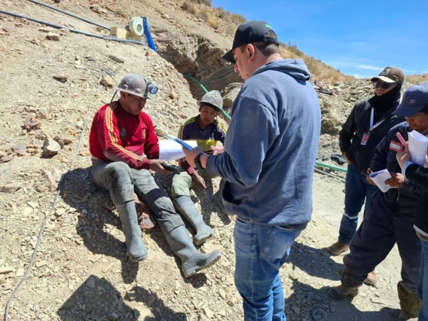 AJAM paraliza actividades mineras ilegales en San Lucas y Camargo
