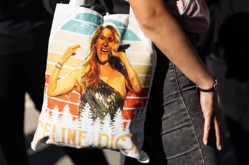 Céline Dion regresa triunfal y emocionada al escenario en París