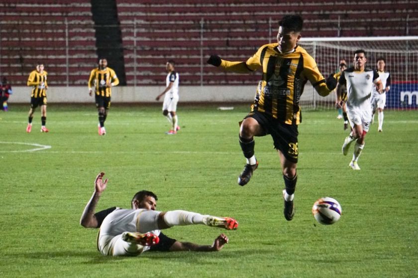 El Tigre llega a la punta con goleada 