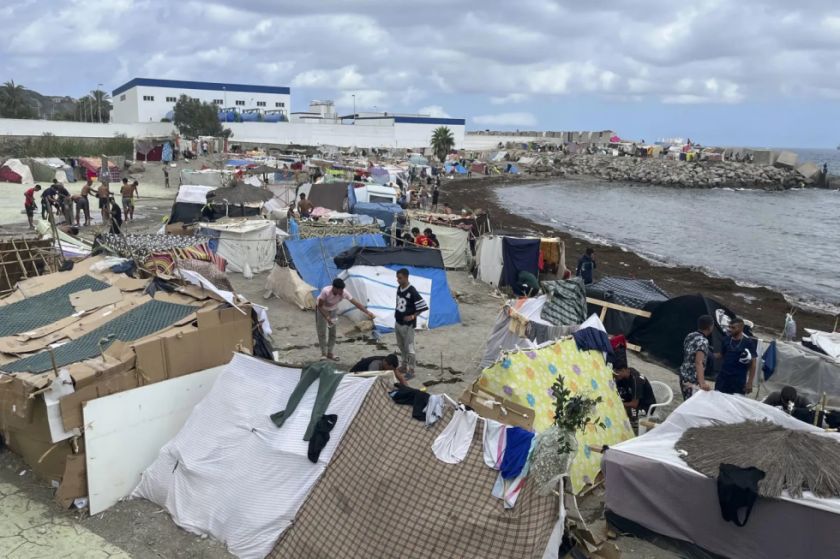 Los migrantes de Ceuta extienden el asentamiento de playa del Trampolín a la Benítez