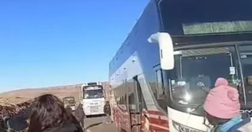 Emboscan y apedrean bus con 35 pasajeros en Uyuni por disputa entre transportistas
