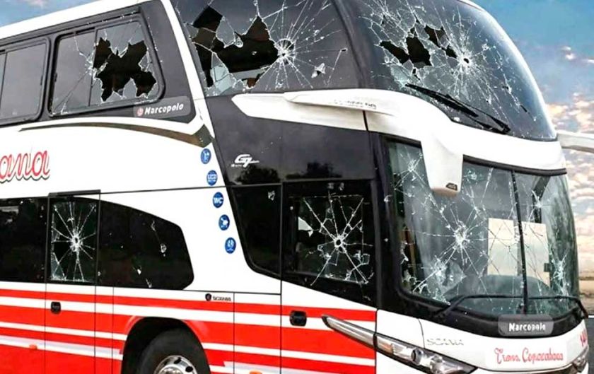 Un bus con 35 pasajeros es atacado a pedradas en carretera hacia Uyuni