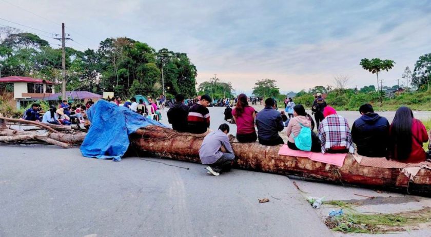 Bloquean la carretera Cochabamba - Santa Cruz, pese al estado de excepción