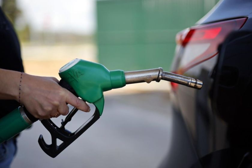 Francia prolonga hasta el fin de año las ayudas por el alza de los carburantes