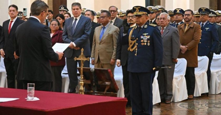 Rodrigo Paz reactiva el Consejo de Defensa y posesiona a nuevo secretario general