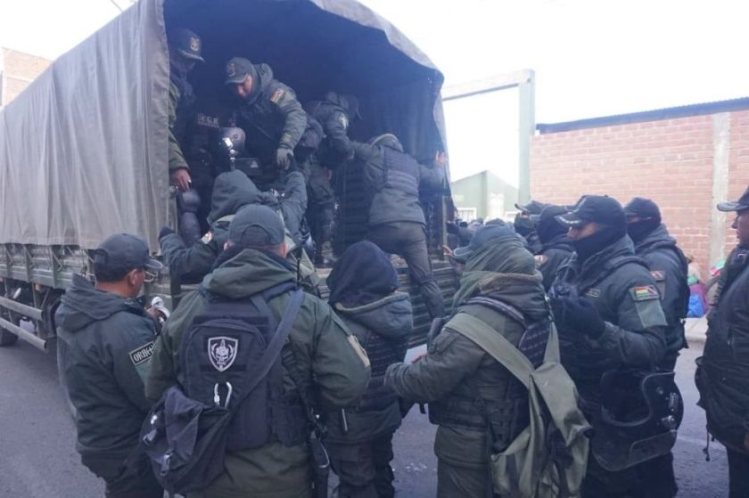 Fuerzas de seguridad resguardan la ruta Cochabamba - Oruro tras el fin de la subvención al diésel