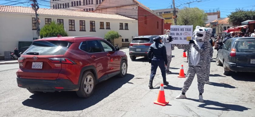 Tigritos recuerdan que pasaje de taxi es de 8 Bolivianos en el día