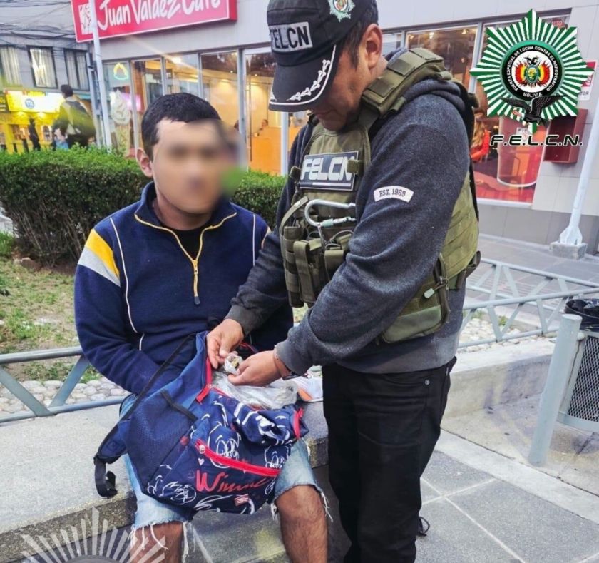 La Paz: FELCN aprehende a una persona con m@r¡hu@n@ en el centro paceño