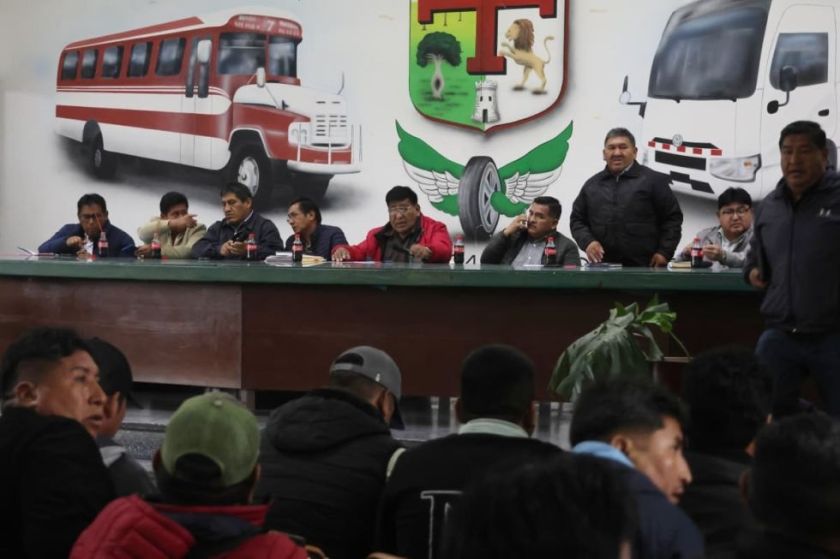 Choferes determinan replegarse el lunes en contra del fin del subsidio al diésel