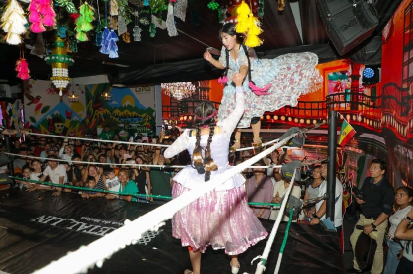 Cholitas Luchadoras debutaron en la  Expocruz