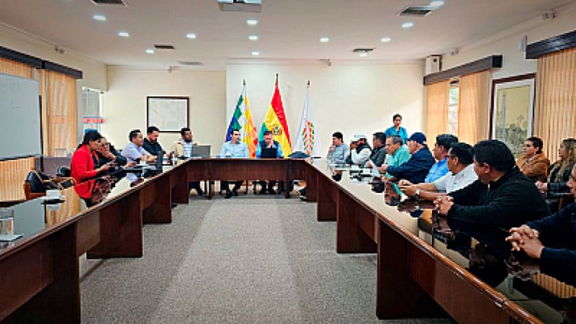 Reportan avances entre Gobierno y transporte por tarifas y costo del diésel en Santa Cruz