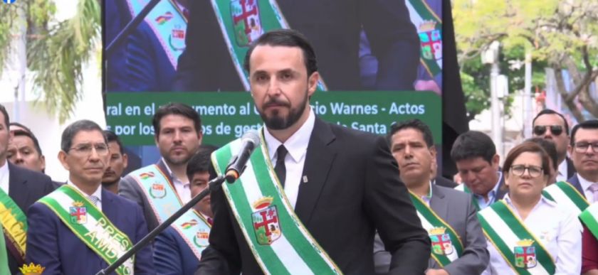 En el aniversario de Santa Cruz, gobernador compromete carreteras, pozos de agua, mejoras en hospitales 