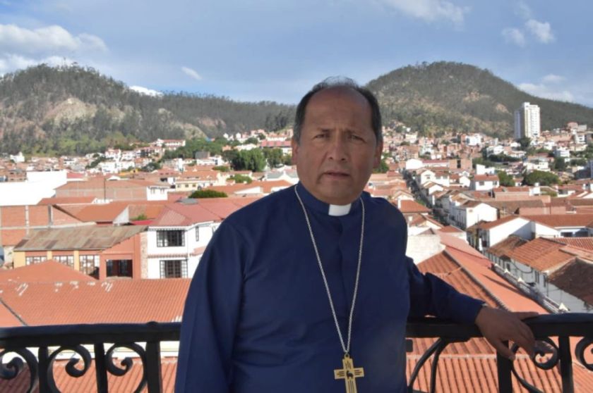 Gobernación de Chuquisaca decreta duelo departamental de tres días por el fallecimiento de arzobispo de Sucre