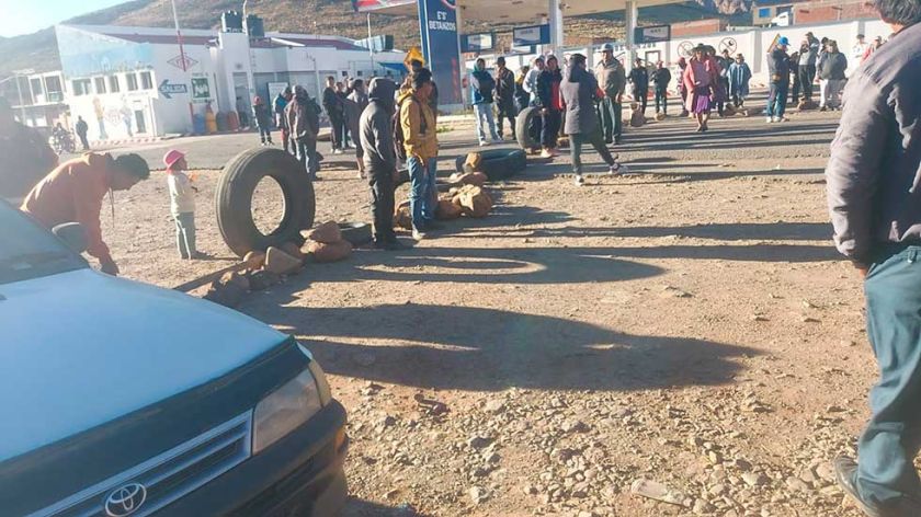 La escasez de combustible desata  desesperación y furia en choferes