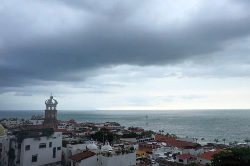 Nueva depresión tropical amenaza el sur de México mientras avanza huracán Polo avanza