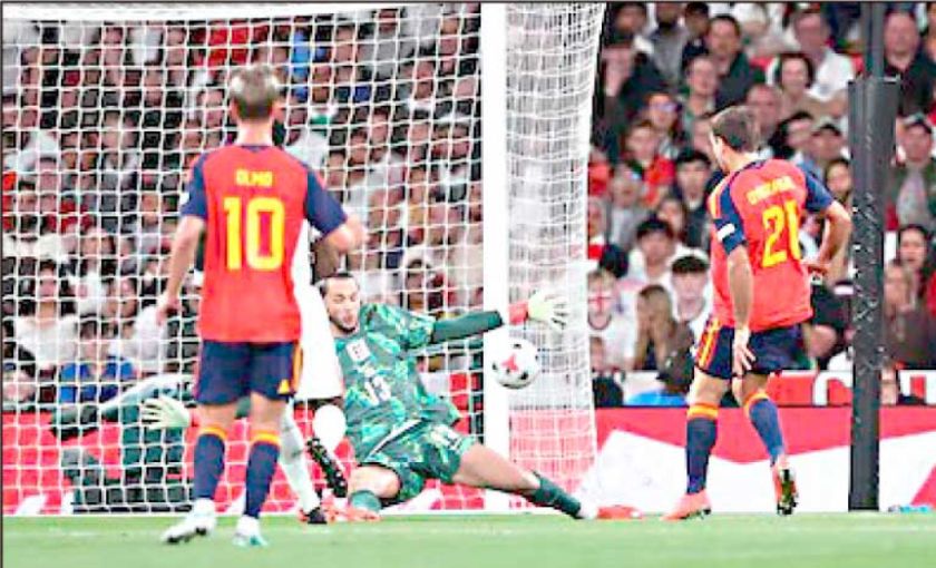España estrena su título venciendo a Inglaterra