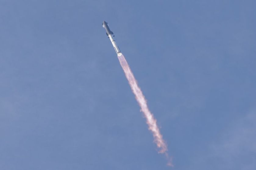 La nave Starship ameriza con éxito después de su primer viaje orbital