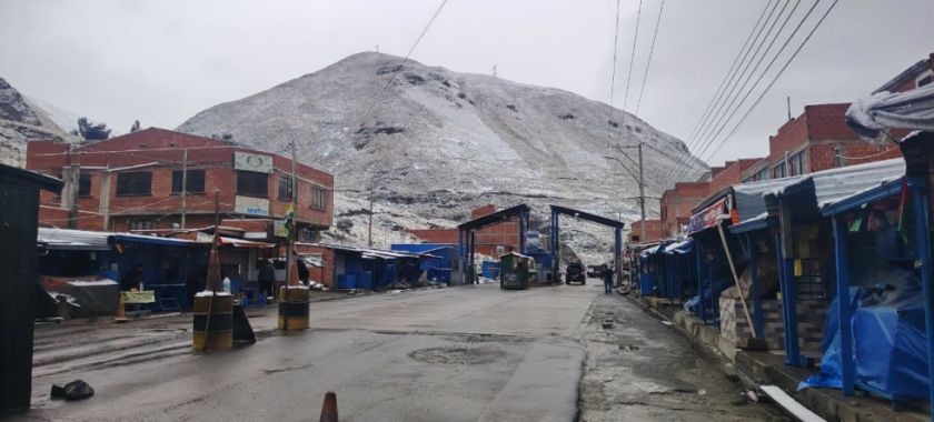 Por nevadas y riesgo en la vía, Tránsito frena temporalmente el viaje hacia Los Yungas
